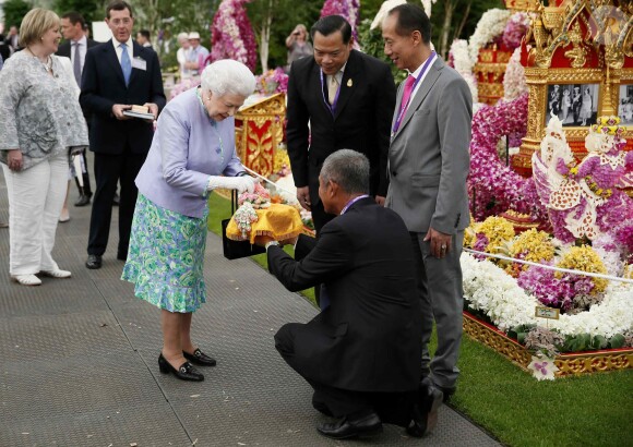 Elizabeth II a visité un jardin d'inspiration thaï Elizabeth II au Chelsea Flower Show le 19 mai 2014