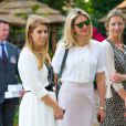 La princesse Beatrice d'York et son amie Holly Branson visitent le "Chelsea Flower Show" à Londres, le 19 mai 2014.