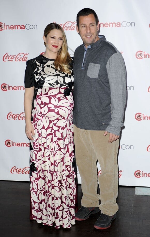 Adam Sandler et Drew Barrymore (enceinte) à Las Vegas. Le 27 mars 2014.