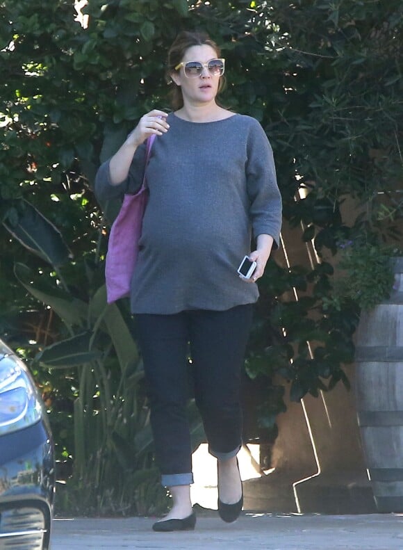 Exclusif - Drew Barrymore, très enceinte, se balade dans les rues de Studio City, le 10 mars 2014.