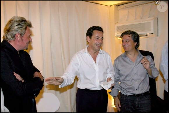 Johnny Hallyday, Nicolas Sarkozy et Christian Clavier au meeting de Nicolas Sarkozy à Bercy le 29 avril 2007. 