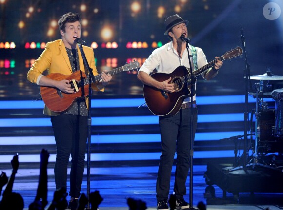Alex Preston (candidat) et Jason Mraz lors de la finale de la saison 13 d'"American Idol" au Nokia Theatre de Los Angeles, le 21 mai 2014.