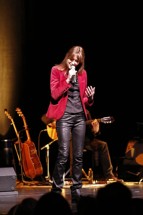 Semi-exclusif - Carla Bruni-Sarkozy en concert au Luckman Fine Arts complex à Los Angeles le 26 avril 2014 dans le cadre de sa tournée pour son dernier album "Little French Songs" 