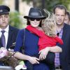 Nicolas Sarkozy, Carla Bruni Sarkozy et leur fille Giulia quittent leur hôtel à Los Angeles pour se rendre à l'aéroport LAX de Los Angeles le 29 avril 2014