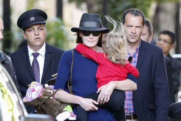 Nicolas Sarkozy, Carla Bruni Sarkozy et leur fille Giulia quittent leur hôtel à Los Angeles pour se rendre à l'aéroport LAX de Los Angeles le 29 avril 2014