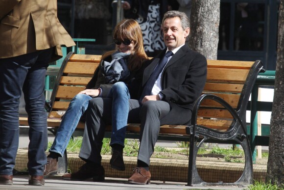 Nicolas Sarkozy et sa femme Carla Bruni se prélassent sur un banc du lycée du bureau de vote dans le 16ème arrondissement à Paris. Le 23 mars 2014