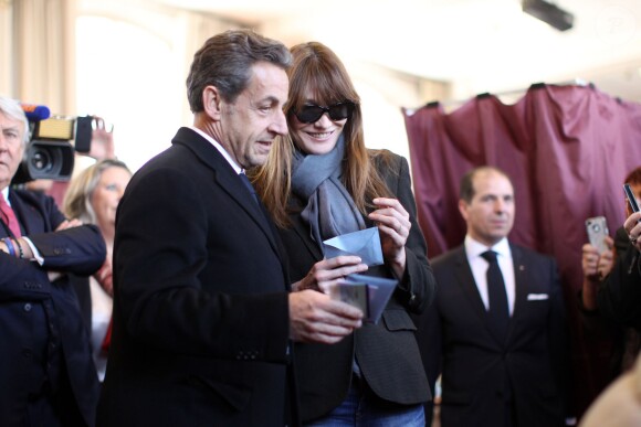 Nicolas Sarkozy et sa femme Carla Bruni sont allés voter dans le 16ème arrondissement de Paris à l'occasion des élections municipales. Le 23 mars 2014