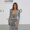 Carine Roitfeld, renversante dans une robe argent fendue du plus bel effet - Photocall de la soirée "AmfAR's 21st Cinema Against AIDS" à l'Eden Roc au Cap d'Antibes lors du 67ème festival du film de Cannes, le 22 mai 2014.