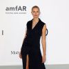 Karolina Kurkova dans une élégante robe noire fendue - Photocall de la soirée "AmfAR's 21st Cinema Against AIDS" à l'Eden Roc au Cap d'Antibes lors du 67ème festival du film de Cannes, le 22 mai 2014.