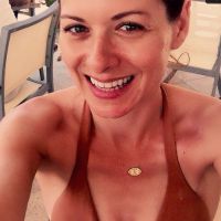 Debra Messing, amincie en bikini : La star de 40 ans fière de son nouveau corps