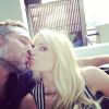 Jessica Simpson pose avec son fiancé Eric Johnson, le 21 mai 2014.