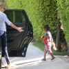 Exclusif - Charlize Theron embrasse son compagnon Sean Penn avant de quitter son domicile avec son adorable fils Jackson à Los Angeles, le 17 mai 2014