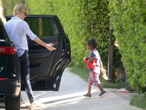 Exclusif - Charlize Theron embrasse son compagnon Sean Penn avant de quitter son domicile avec son adorable fils Jackson à Los Angeles, le 17 mai 2014