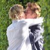Exclusif - Charlize Theron embrasse fougueusement son compagnon Sean Penn avant de quitter son domicile avec son fils Jackson à Los Angeles, le 17 mai 2014