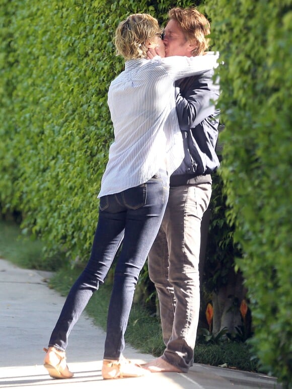 Exclusif - Charlize Theron embrasse tendrement son compagnon Sean Penn avant de quitter son domicile avec son fils Jackson à Los Angeles, le 17 mai 2014