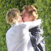 Exclusif - Charlize Theron embrasse son compagnon Sean Penn avant de quitter son domicile avec son fils Jackson à Los Angeles, le 17 mai 2014
