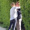 Exclusif - Charlize Theron embrasse son compagnon Sean Penn avant de quitter son domicile avec son fils Jackson à Los Angeles, le 17 mai 2014