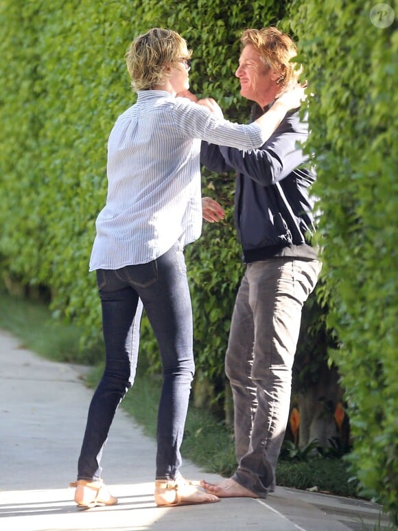 Exclusif - Charlize Theron embrasse son amoureux Sean Penn avant de quitter son domicile avec son fils Jackson à Los Angeles, le 17 mai 2014