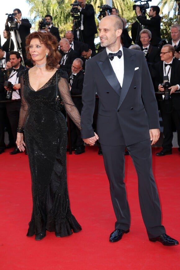 Sophia Loren et son fils Edoardo Ponti - Montée des marches du film "Pour une poignée de dollars" pour la cérémonie de clôture du 67e Festival du film de Cannes le 24 mai 2014