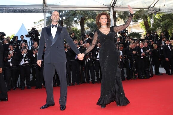 Edoardo Ponti et sa mère Sophia Loren - Montée des marches du film "Pour une poignée de dollars" pour la cérémonie de clôture du 67e Festival du film de Cannes le 24 mai 2014