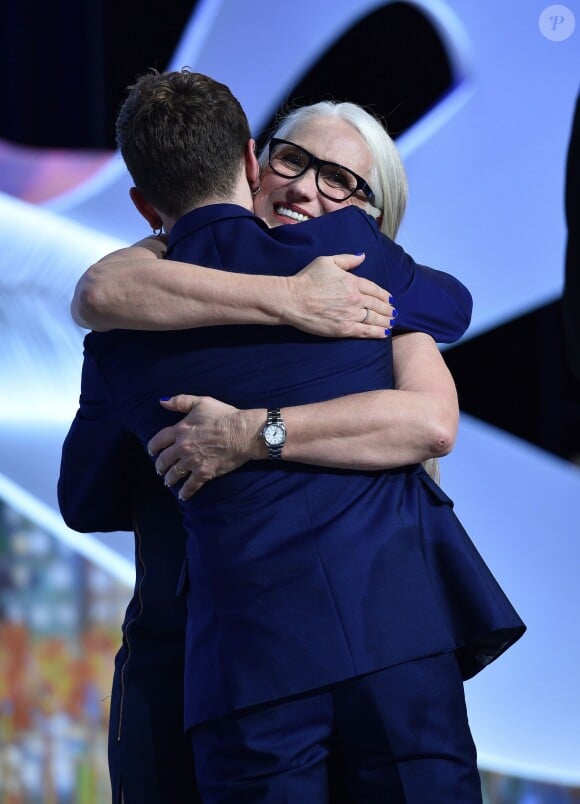 Festival de Cannes 2014 : Lauréat du prix du jury pour Mommy, le jeune Xavier Dolan a embrassé celle qu'il admire tant, la réalisatrice Jane Campion, présidente du jury