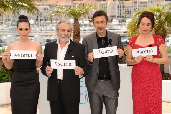 Festival de Cannes 2014 : Nuri Bilge Ceylan et ses acteurs de Winter Sleep tiennent des pancartes #soma, à la mémoire des victimes de la catastrophe de la mine de Soma en Turquie