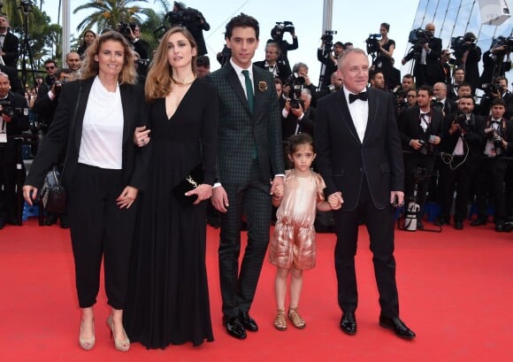 Festival de Cannes 2014 : Le tapis rouge surprenant du samedi 17 mai, qui réunit, entre autres, Julie Gayet, Mika et la fille de Salma Hayek, Valentina, avec son père François-Henri Pinault