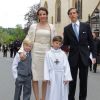 Le prince Gabriel de Nassau entouré de ses parents la princesse Tessy et le prince Louis de Luxembourg et de son petit frère le prince Noah lors de sa première communion à l'église Saint-Michel le 24 mai 2014.
