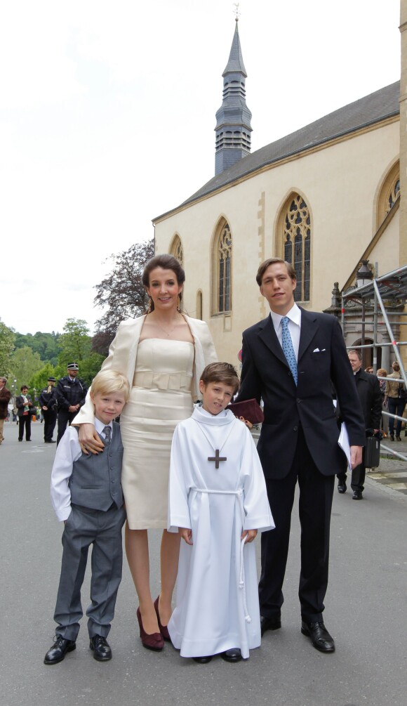 Le prince Gabriel de Nassau entouré de ses parents la princesse Tessy et le prince Louis de Luxembourg et de son petit frère le prince Noah lors de sa première communion à l'église Saint-Michel le 24 mai 2014.