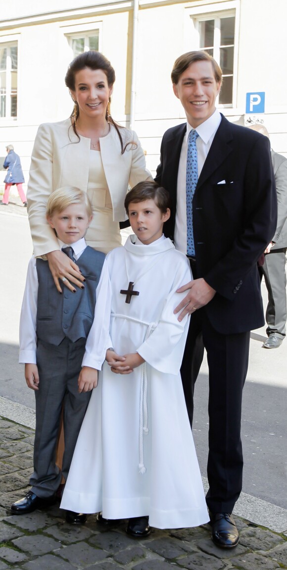 Le prince Gabriel de Nassau avec ses parents la princesse Tessy et le prince Louis de Luxembourg et son petit frère le prince Noah lors de sa première communion à l'église Saint-Michel de Luxembourg le 24 mai 2014.