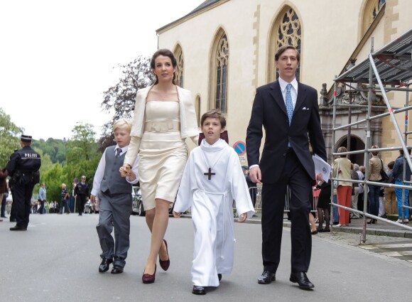 La princesse Tessy et le prince Louis de Luxembourg avec leurs enfants le prince Noah et le prince Gabriel, qui effectuait sa première communion à l'église Saint-Michel de Luxembourg le 24 mai 2014.