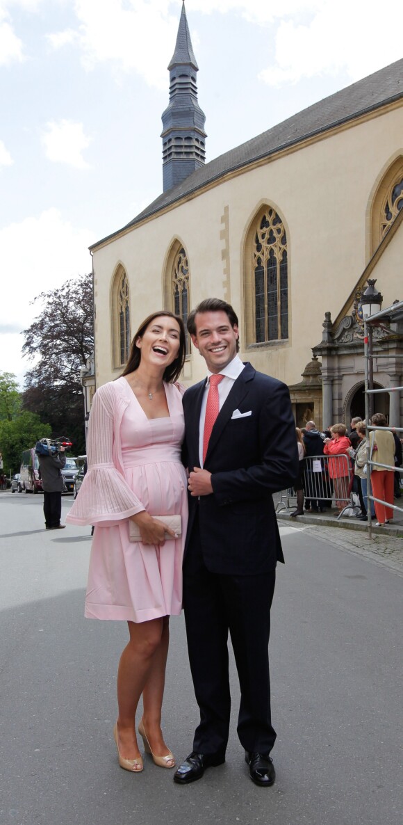 La princesse Claire, enceinte, et le prince Félix de Luxembourg lors de la première communion de leur neveu le prince Gabriel de Nassau à l'église Saint-Michel de Luxembourg le 24 mai 2014.