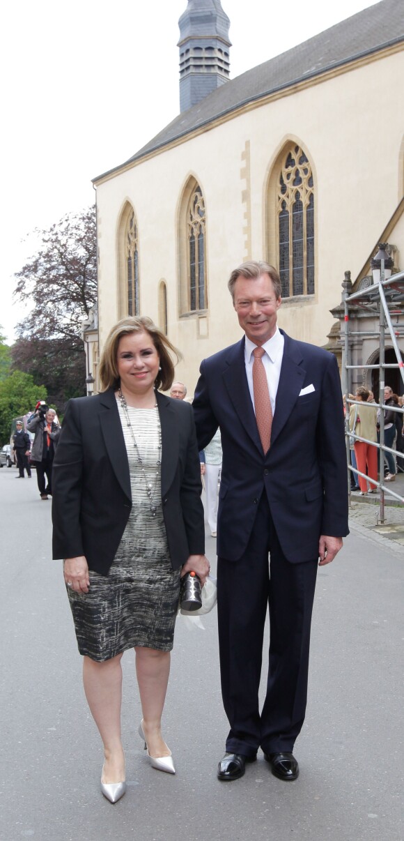 La grande-duchesse Maria Teresa et le grand-duc Henri de Luxembourg lors de la première communion de leur petit-fils le prince Gabriel de Nassau à l'église Saint-Michel de Luxembourg le 24 mai 2014.