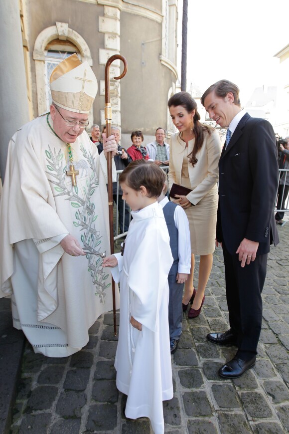 Le prince Gabriel de Nassau lors de la première communion, à l'église Saint-Michel de Luxembourg le 24 mai 2014, sous les yeux de ses parents le prince Louis et la princesse Tessy et de son frère le prince Noah.