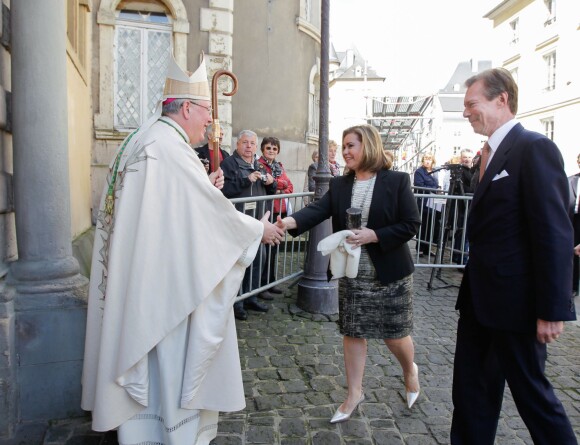 La grande-duchesse Maria Teresa et le grand-duc Henri de Luxembourg arrivent pour la première communion de leur petit-fils le prince Gabriel de Nassau à l'église Saint-Michel de Luxembourg le 24 mai 2014.