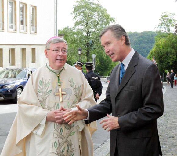 Le prince Guillaume de Luxembourg et l'archevêque Hollerich lors de la première communion du prince Gabriel de Nassau à l'église Saint-Michel de Luxembourg le 24 mai 2014.