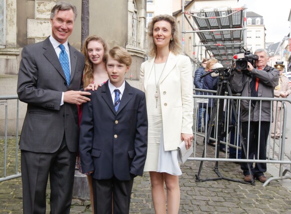 Le prince Guillaume et la princesse Sibilla de Luxembourg avec leurs enfants lors de la première communion du prince Gabriel de Nassau à l'église Saint-Michel de Luxembourg le 24 mai 2014.