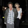 Charlize Theron, son fils Jackson et son compagnon Sean Penn dînent au restaurant avec des amis à Londres, le 26 mai 2014.