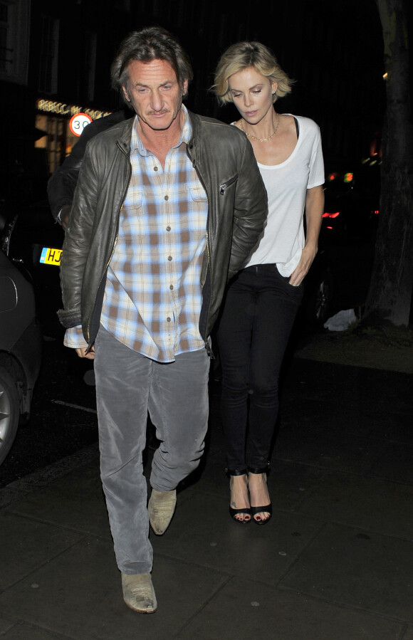 Charlize Theron, son fils Jackson et son compagnon Sean Penn dînent au restaurant avec des amis à Londres, le 26 mai 2014. 