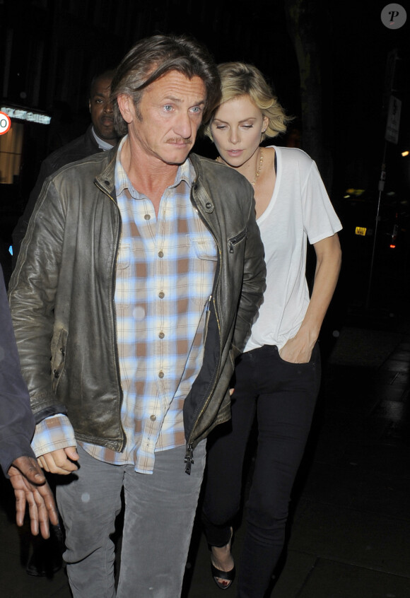 Charlize Theron et son compagnon Sean Penn vont dîner au restaurant avec des amis à Londres, le 26 mai 2014.