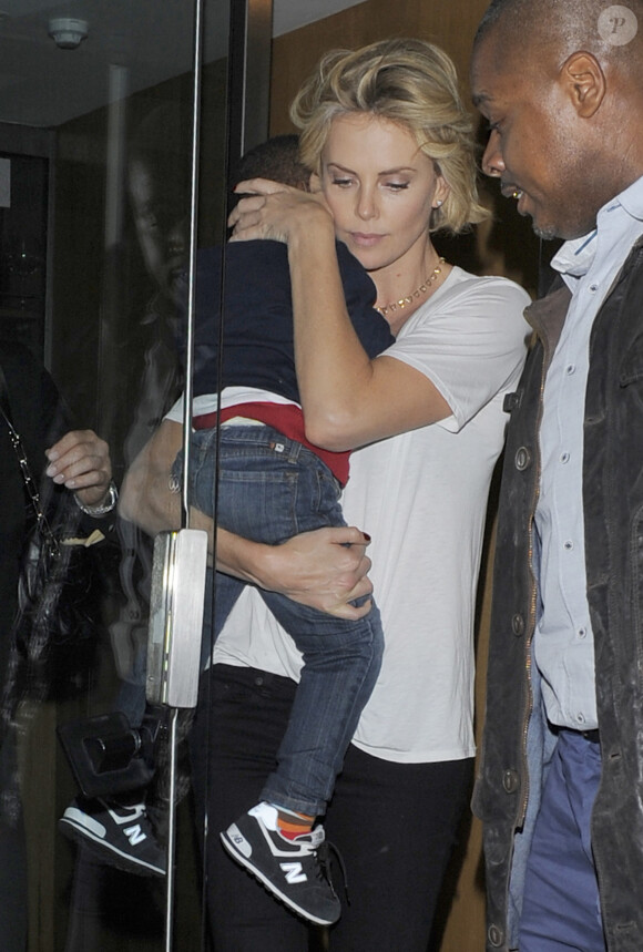 Charlize Theron avec son fils Jackson à Londres, le 26 mai 2014. 