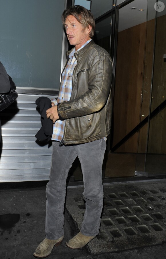 Charlize Theron et son compagnon Sean Penn vont dîner au restaurant avec des amis à Londres, le 26 mai 2014.