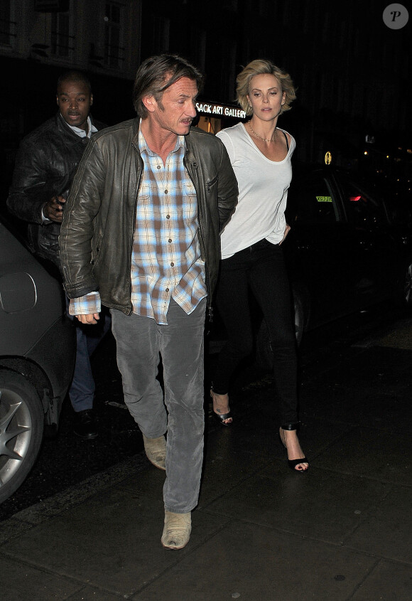 Charlize Theron et son compagnon Sean Penn vont dîner au restaurant avec des amis à Londres, le 26 mai 2014.
