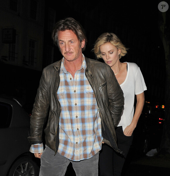 Charlize Theron et son compagnon Sean Penn vont dîner au restaurant avec des amis à Londres, le 26 mai 2014.