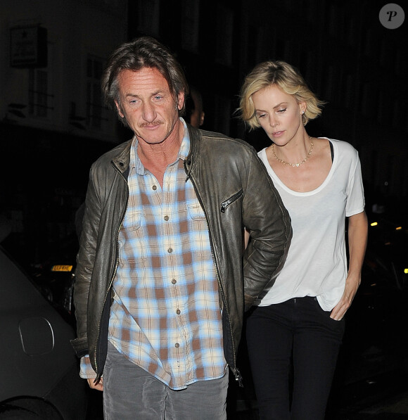 Charlize Theron et son compagnon Sean Penn vont dîner au restaurant avec des amis à Londres, le 26 mai 2014.