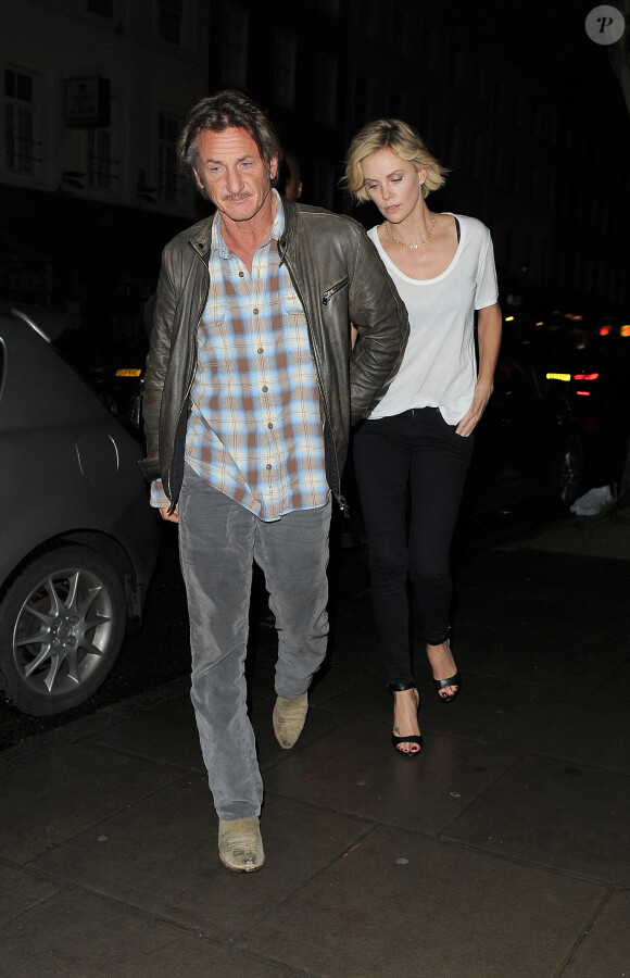 Charlize Theron et son compagnon Sean Penn vont dîner au restaurant avec des amis à Londres, le 26 mai 2014.
