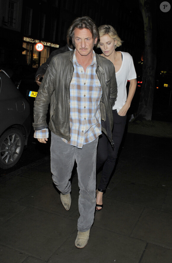 Charlize Theron et son compagnon Sean Penn vont dîner au restaurant avec des amis à Londres, le 26 mai 2014.