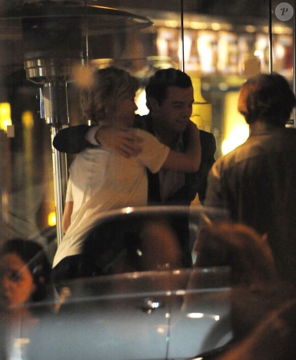 Charlize Theron et son compagnon Sean Penn vont dîner au restaurant avec des amis à Londres, le 26 mai 2014.