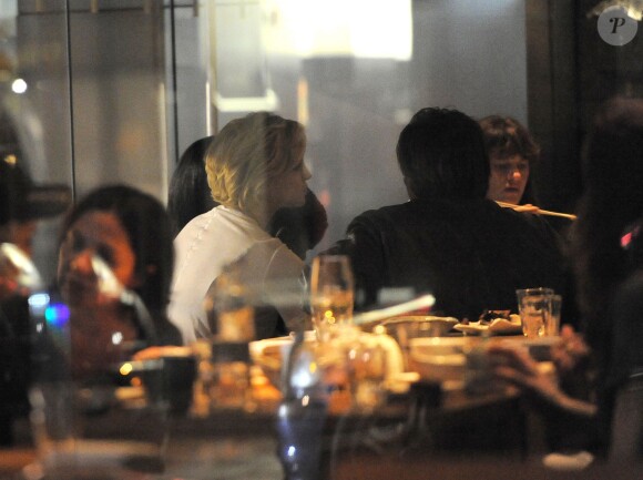 Charlize Theron et son compagnon Sean Penn vont dîner au restaurant avec des amis à Londres, le 26 mai 2014.