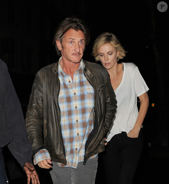 Charlize Theron et son compagnon Sean Penn vont dîner au restaurant avec des amis à Londres, le 26 mai 2014.